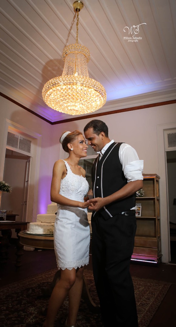 fotografia de casamento, noivos, noiva, noivo, fotografia de noivos, vestido de noiva, sapato, perfume, cabelo, véu, brinco, cruxificio, pai, mãe, padrinhos, padre, igreja, cerimonia, festa, salão de beleza, maquiagem, buquê, avó, buffê, bolo, convidados,