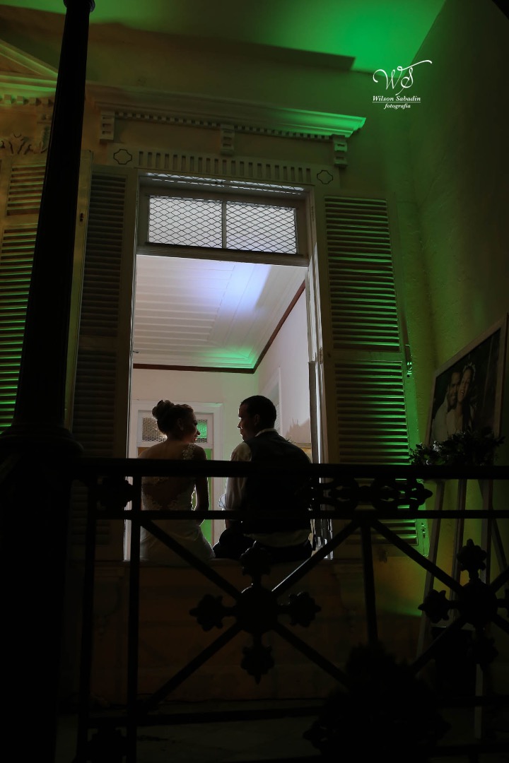 fotografia de casamento, noivos, noiva, noivo, fotografia de noivos, vestido de noiva, sapato, perfume, cabelo, véu, brinco, cruxificio, pai, mãe, padrinhos, padre, igreja, cerimonia, festa, salão de beleza, maquiagem, buquê, avó, buffê, bolo, convidados,