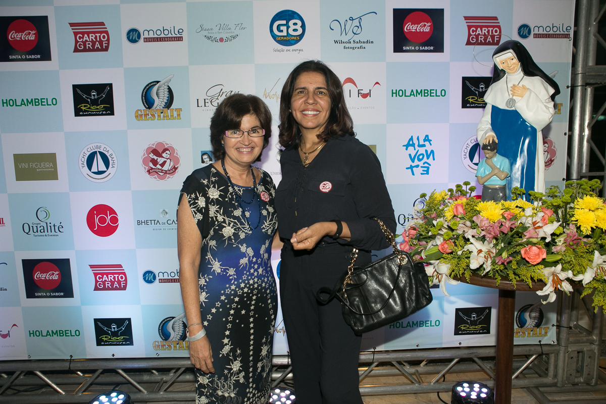 fotografia de eventos sociais e solidárias em Salvador Bahia a sobrinha de Irmã Dulce recebendo doadora no jantar beneficente