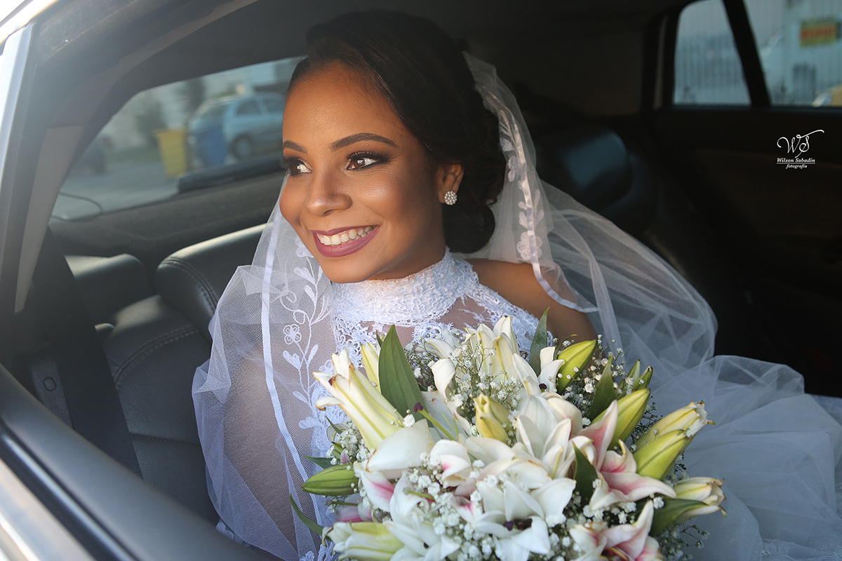 fotografia de casamento em Salvador Bahia a noiva aguardando no carro