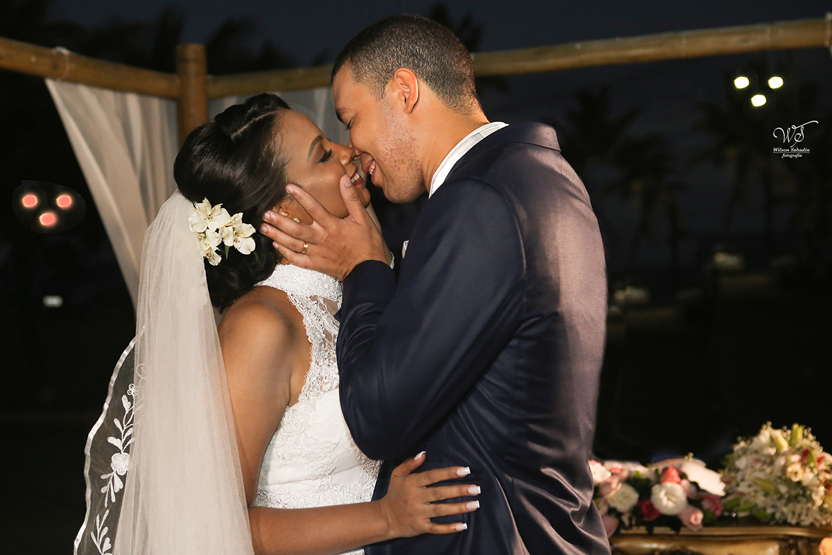 fotografia de casamento em Salvador Bahia hora do beijo do casal
