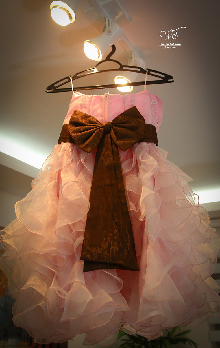 fotografia de 15 a debutante se preparando para colocar o vestido