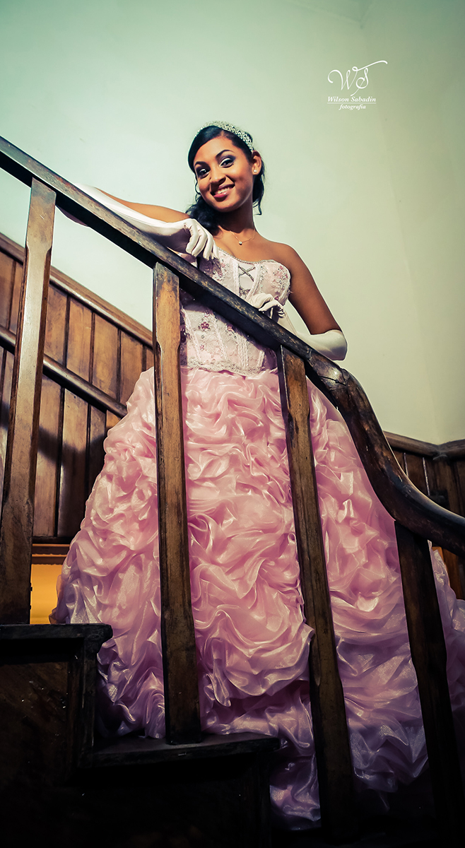 fotografia de 15 a debutante na escada de madeira