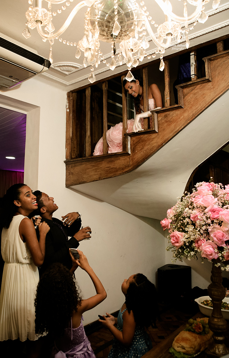 as amigas olhando a debutante fotografia de 15 a debutante