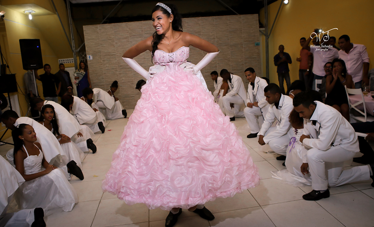 fotografia de 15 a debutante com vestido longo cor de rosa
