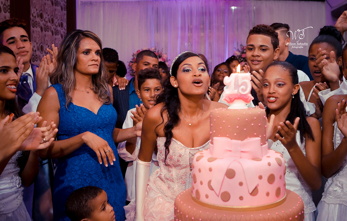 fotografia de 15 a debutante apagando a vela
