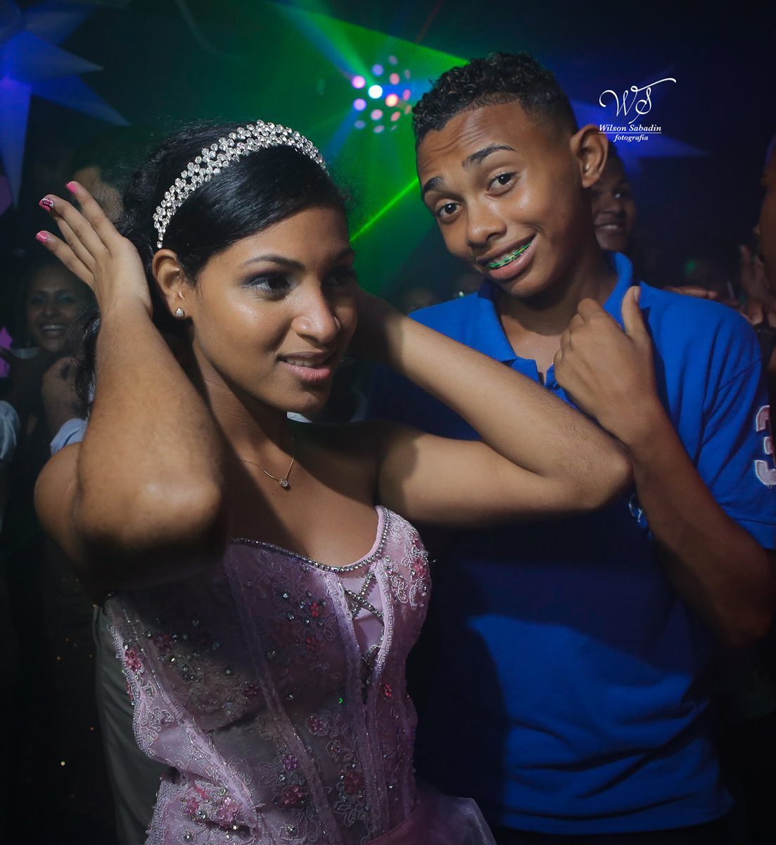 fotografia de 15 a debutante na boate e seu amigo
