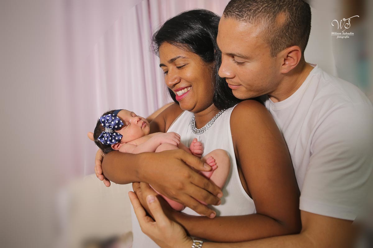 fotografia de newborn em Salvador Bahia, Manuela com o olhar atento dos pais