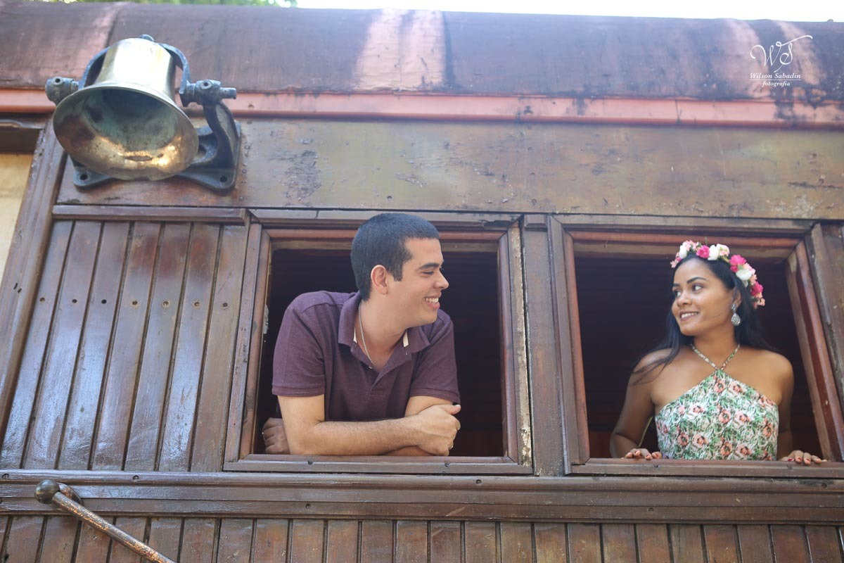 Fotogafia pré wedding, o casal se olhando nas janelas do trem