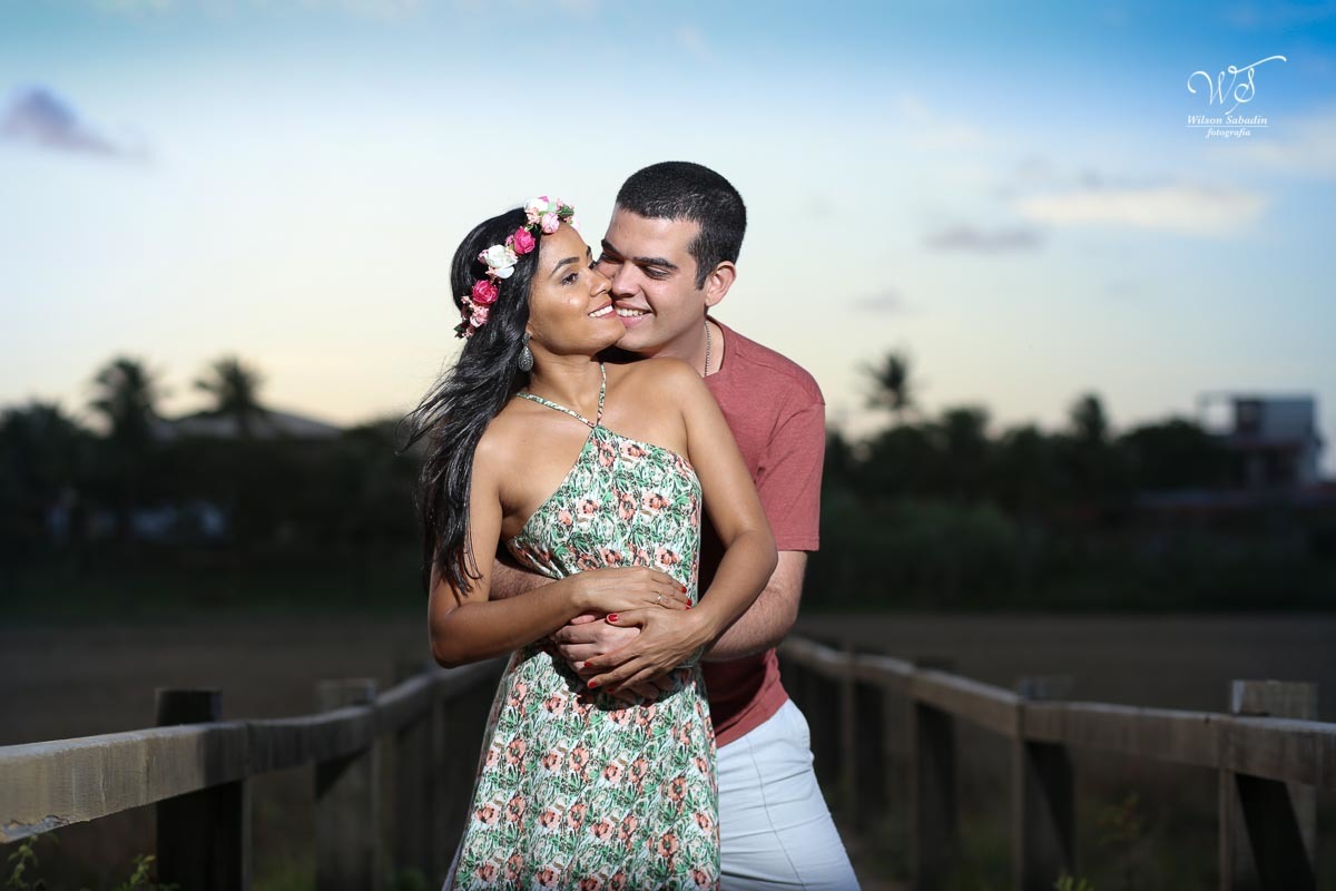 o  casal com um lindo por do sol