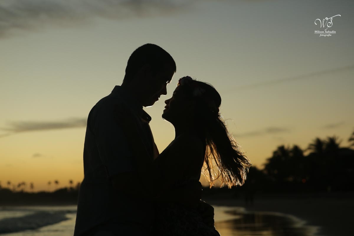 casal na praia de Itacimirim Bahia ao por do sol
