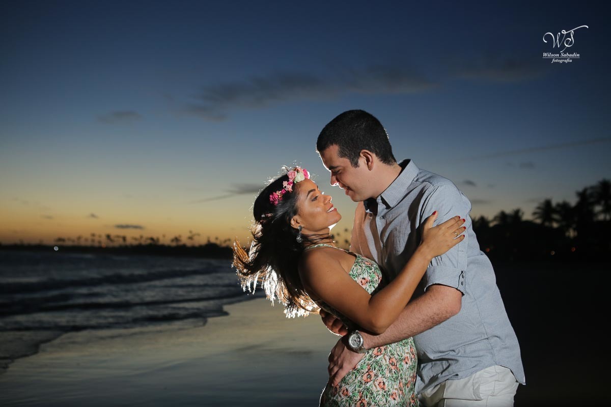 Fim de tarde e um lindo casal namorando na praia de Itacimirim Bahia