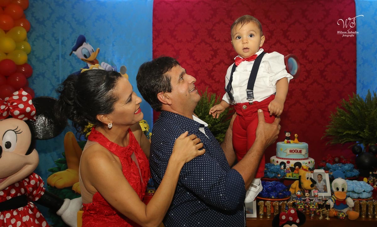 os pais brincando com seu filho