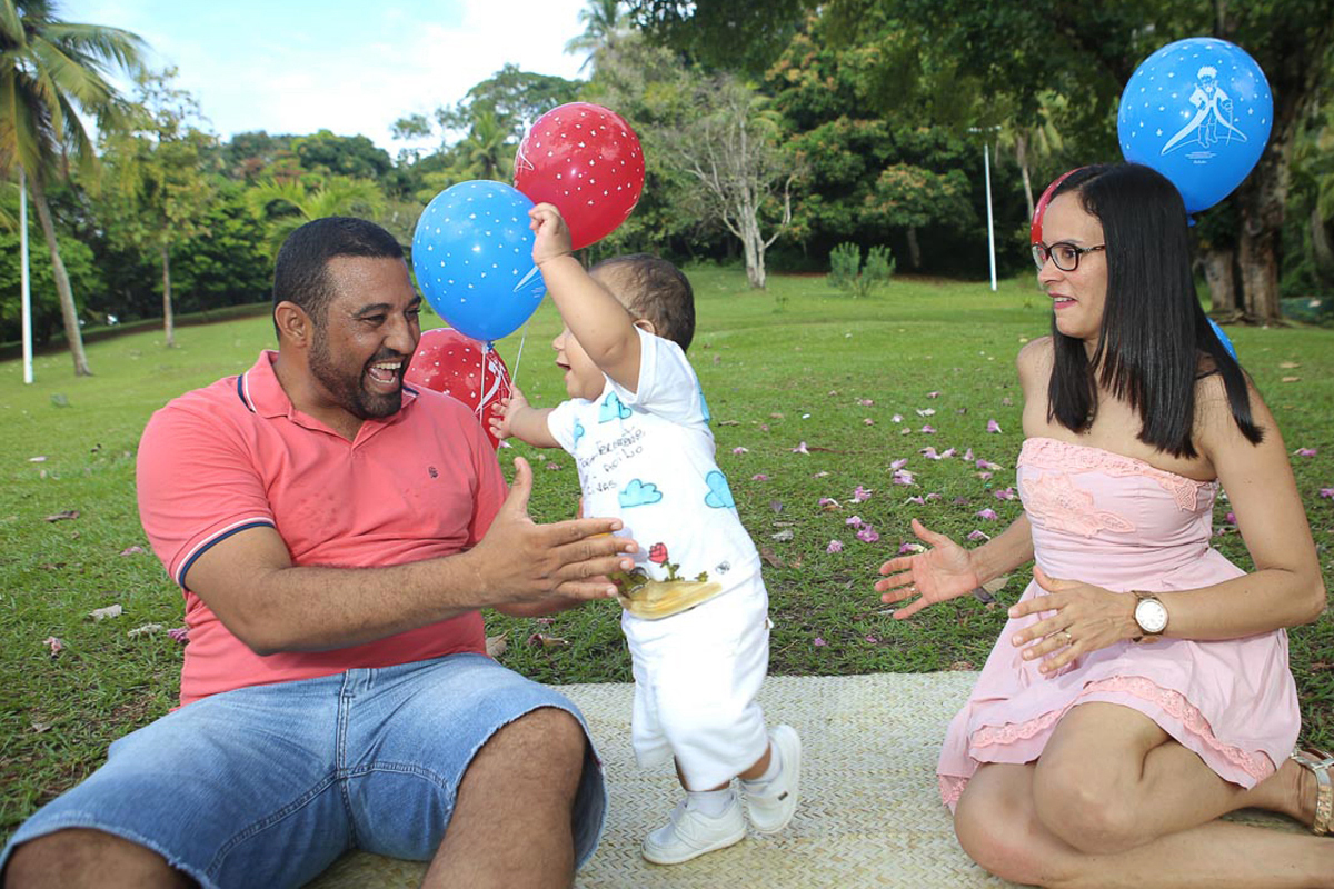 Fotografia infantil em Salvador Bahia ensaiandoos primeiros passos com os pais
