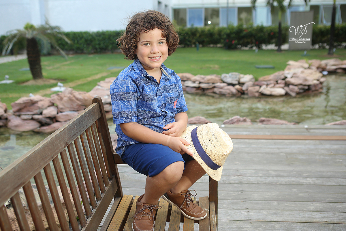 fotografia infantil em Salvador ba o modelo mirim sentado na cadeira
