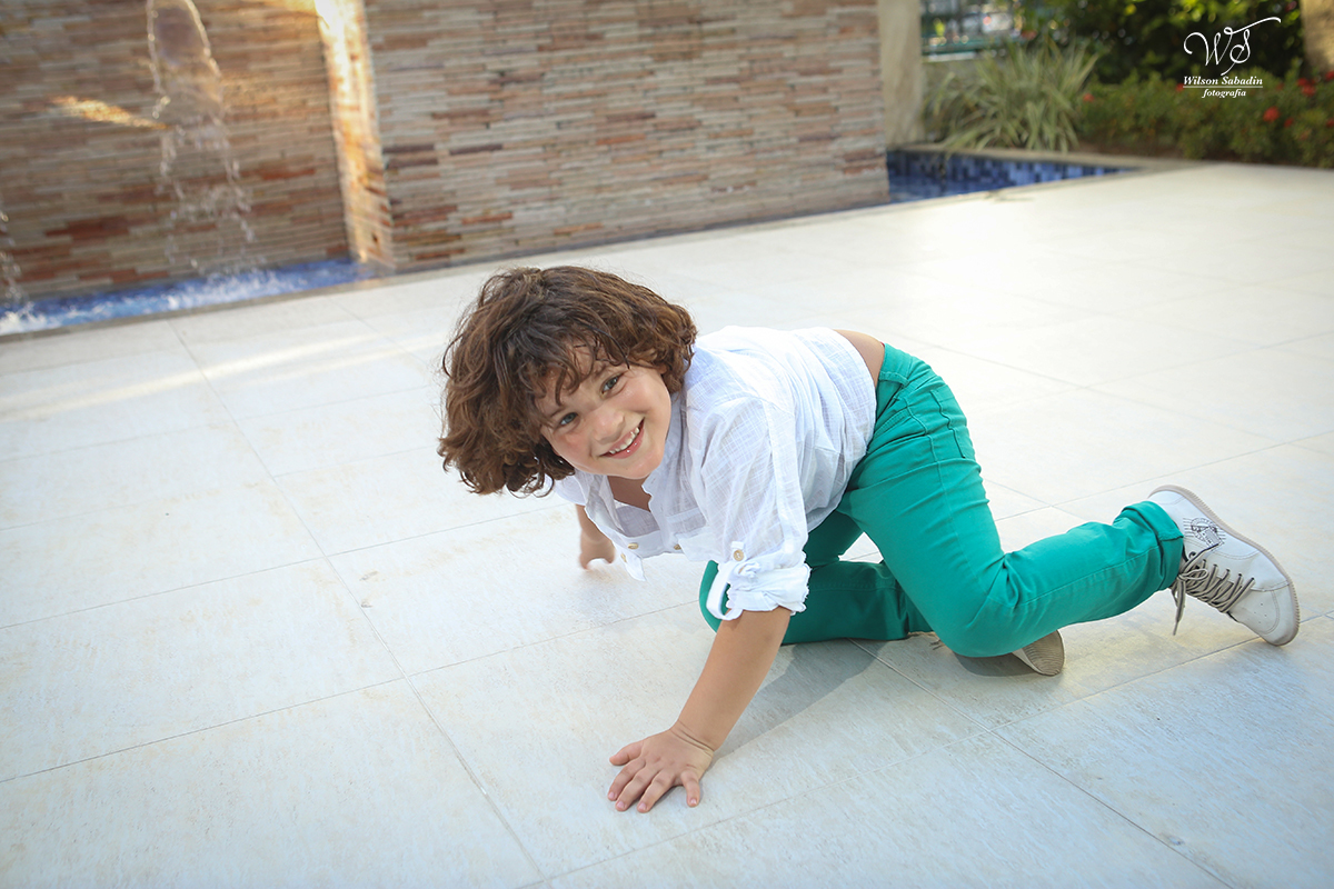 fotografia infantil em Salvador ba brincando no chão 