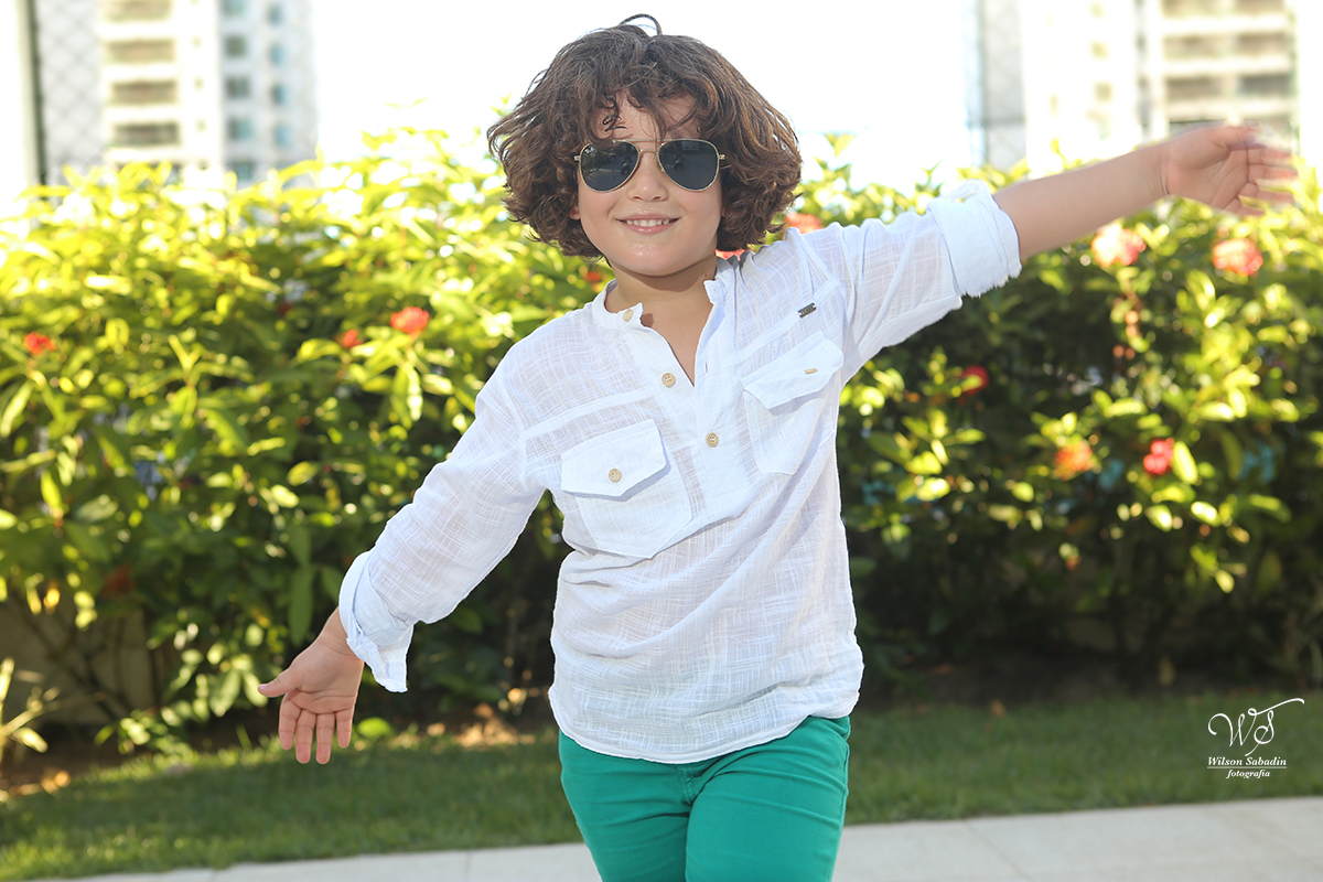 fotografia infantil em Salvador ba com lindo look enfrente ao condomínio Le Parc