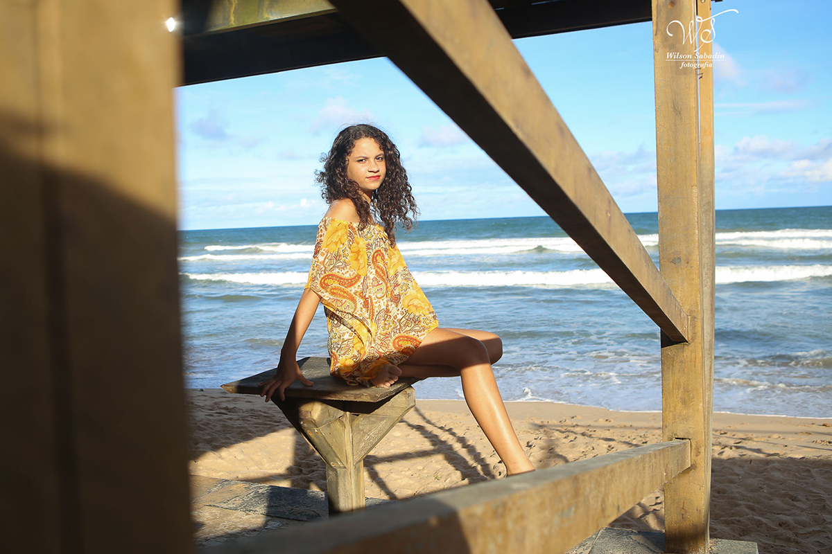 fotografia de 15 anos a debutante enfrente ao mar