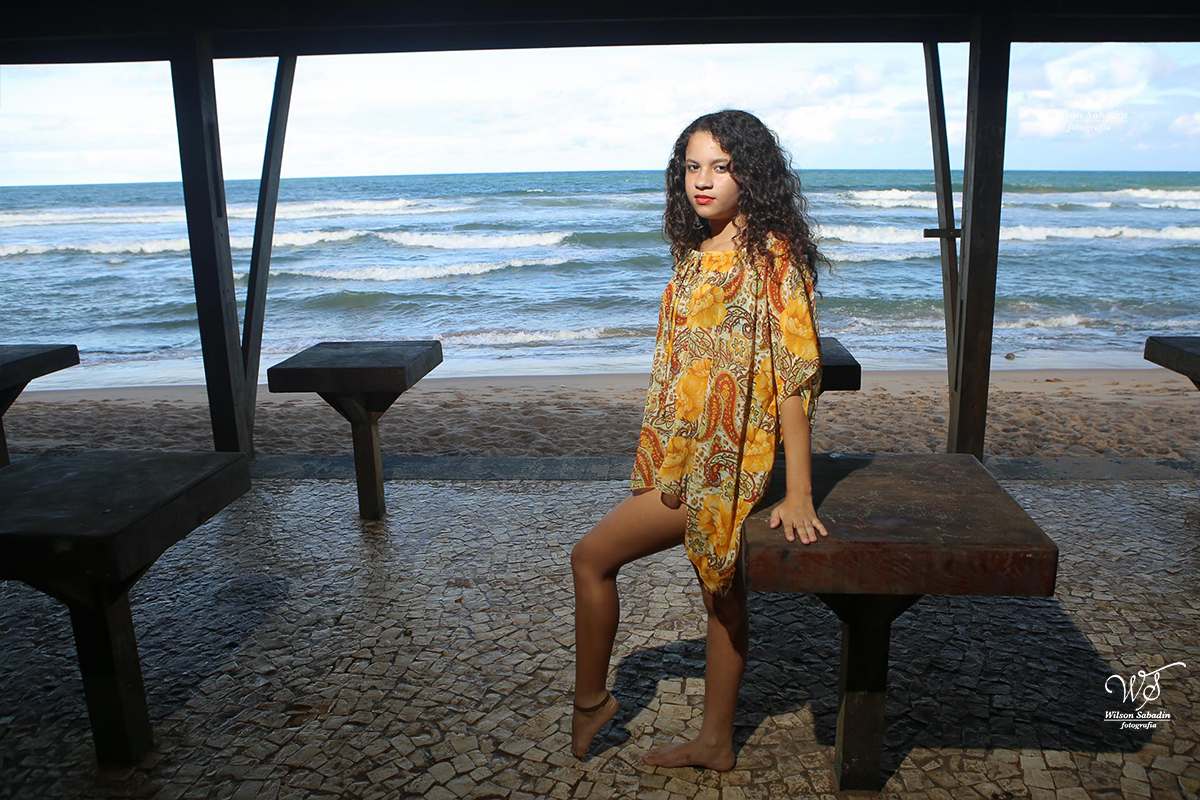fotografia de 15 anos a debutante ao lado da mesa de madeira