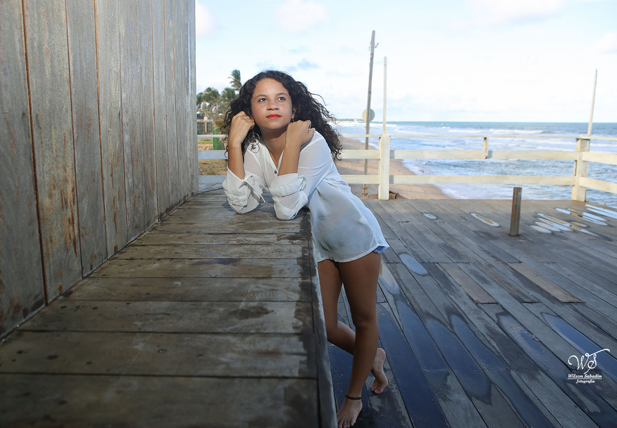 fotografia de 15 anos a debutante debruçada no balcão