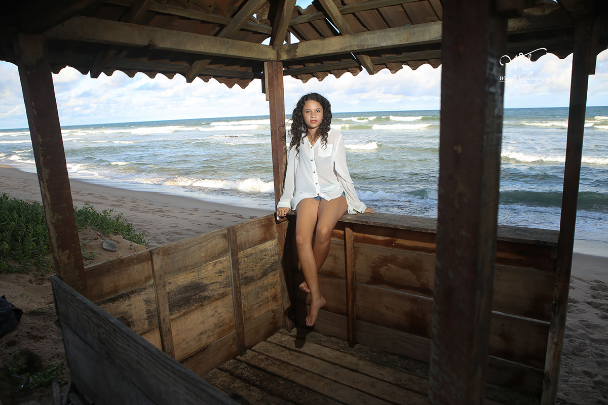 fotografia de 15 anos a debutante na cabana de madeira