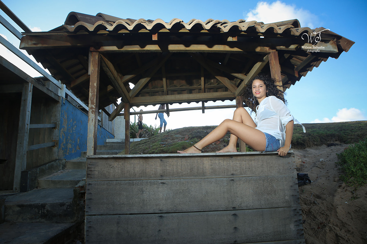 fotografia de 15 anos a debutante sentada na cabana