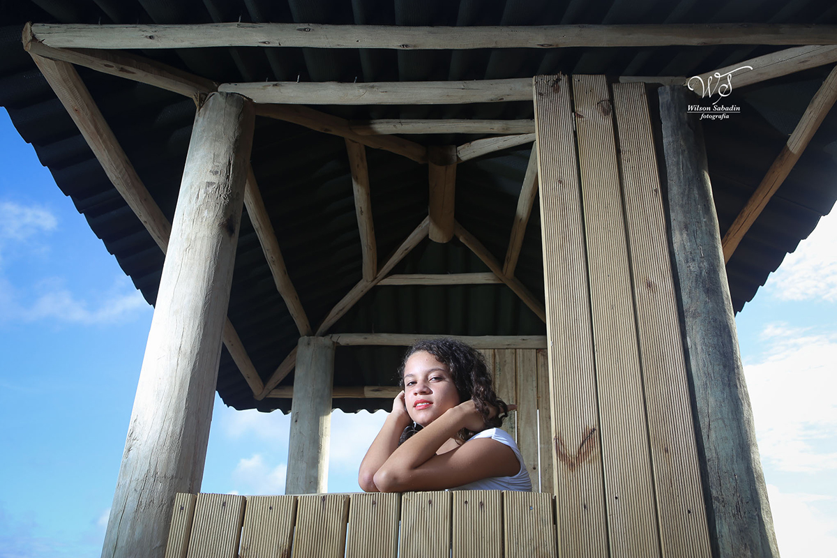 fotografia de 15 anos a debutante dentro da cabana der praia