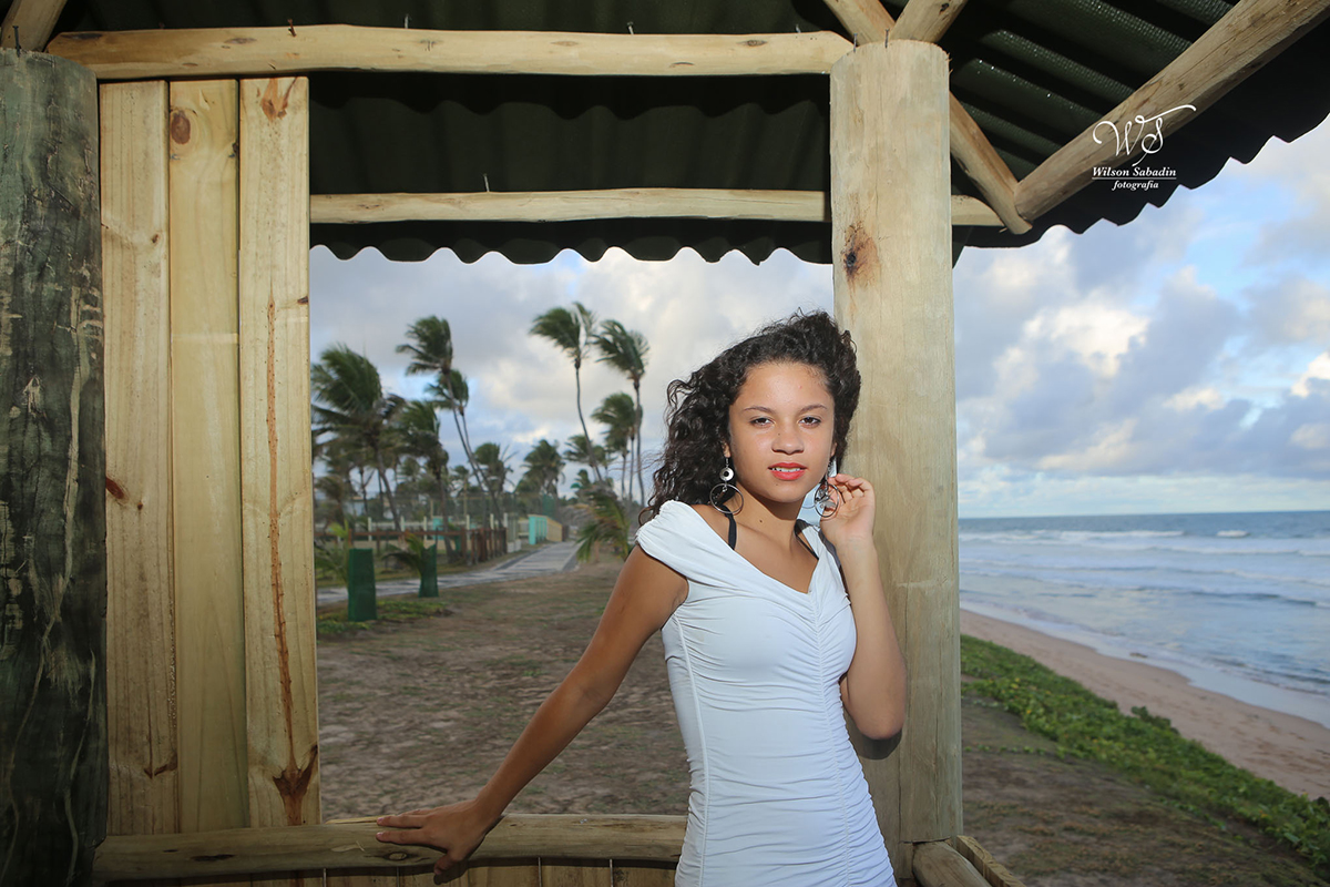 fotografia de 15 anos a debutante ao lado da cabana de praia