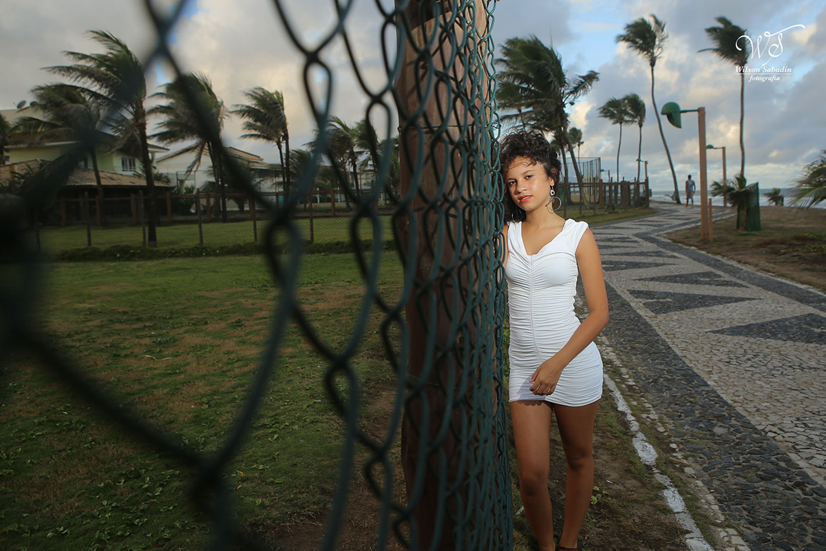 fotografia de 15 anos a debutante encostada na grade