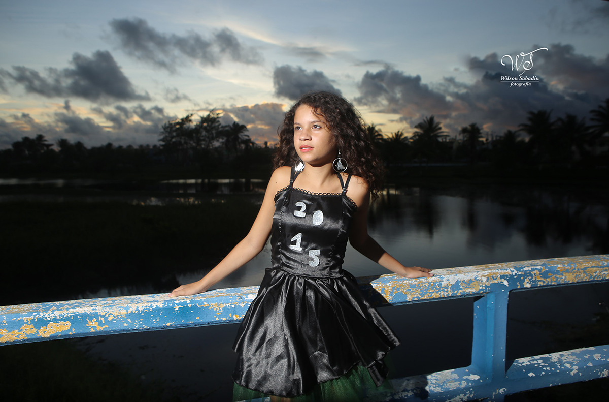 fotografia de 15 anos a debutante no por do sol