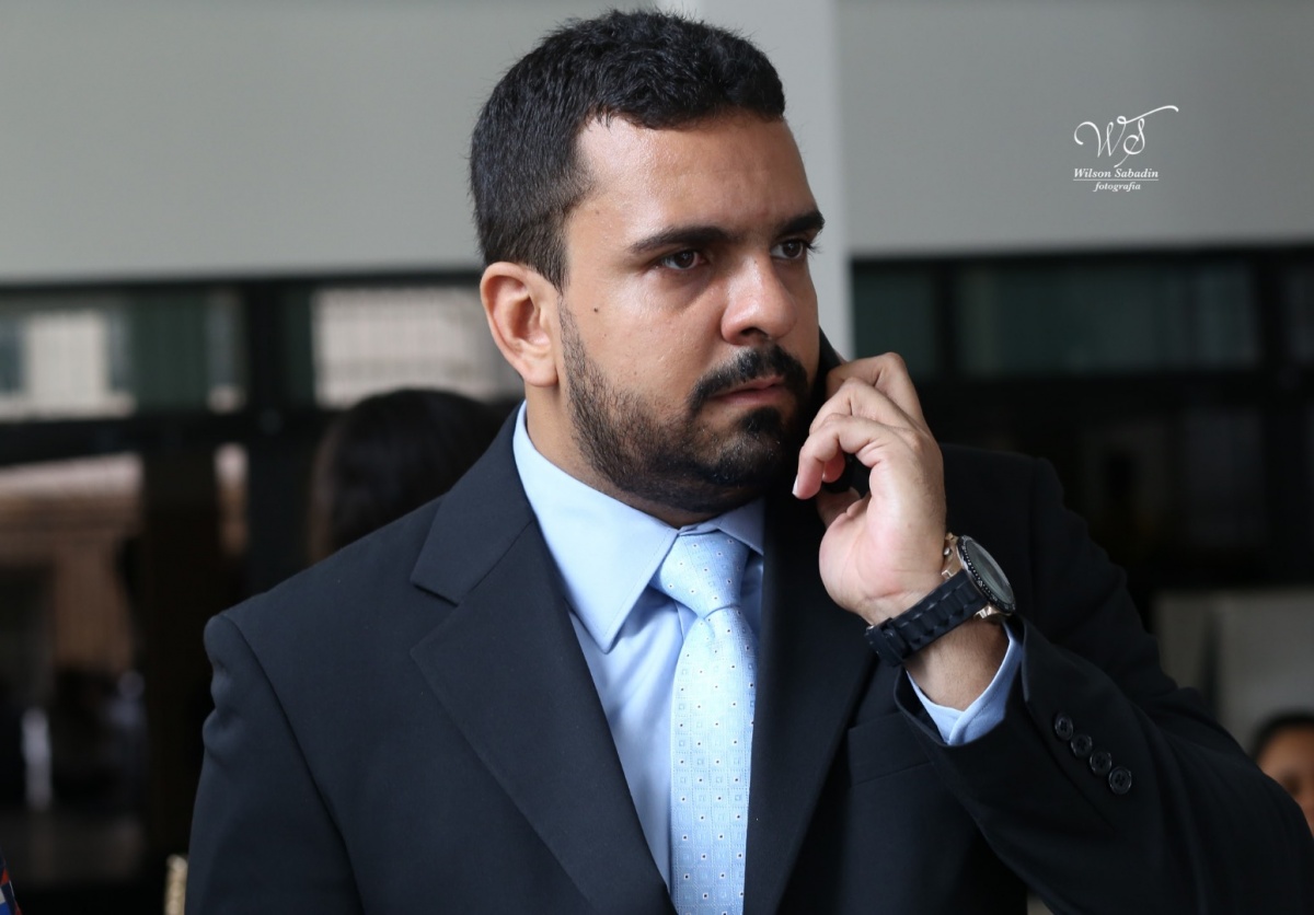 fotografia de casamento, noivos, noiva, noivo, fotografia de noivos, vestido de noiva, sapato, perfume, cabelo, véu, brinco, cruxificio, pai, mãe, padrinhos, padre, igreja, cerimonia, festa, salão de beleza, maquiagem, buquê, avó, buffê, bolo, convidados,