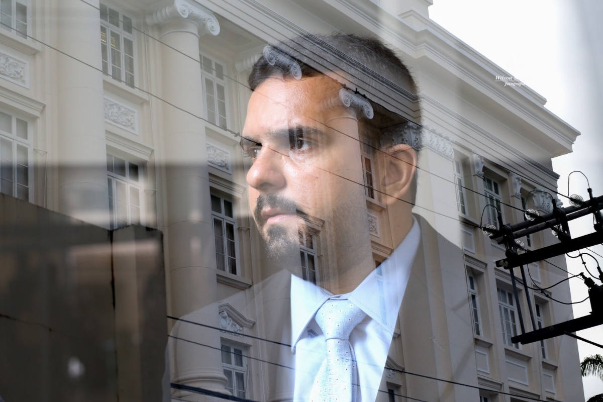 fotografia de casamento, noivos, noiva, noivo, fotografia de noivos, vestido de noiva, sapato, perfume, cabelo, véu, brinco, cruxificio, pai, mãe, padrinhos, padre, igreja, cerimonia, festa, salão de beleza, maquiagem, buquê, avó, buffê, bolo, convidados,