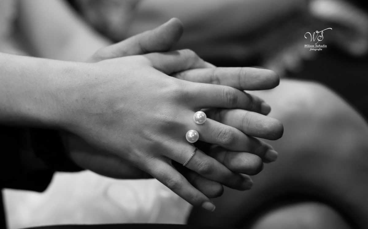 fotografia de casamento, noivos, noiva, noivo, fotografia de noivos, vestido de noiva, sapato, perfume, cabelo, véu, brinco, cruxificio, pai, mãe, padrinhos, padre, igreja, cerimonia, festa, salão de beleza, maquiagem, buquê, avó, buffê, bolo, convidados,