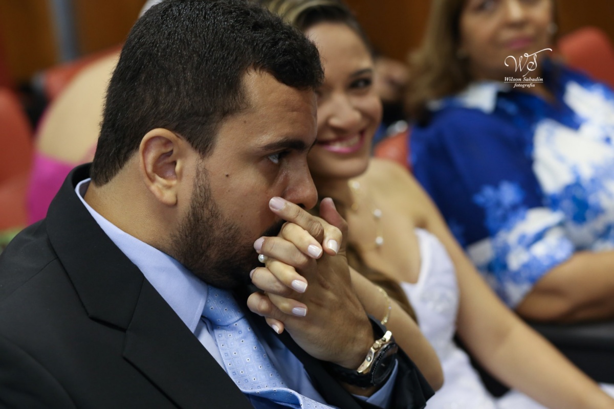 fotografia de casamento, noivos, noiva, noivo, fotografia de noivos, vestido de noiva, sapato, perfume, cabelo, véu, brinco, cruxificio, pai, mãe, padrinhos, padre, igreja, cerimonia, festa, salão de beleza, maquiagem, buquê, avó, buffê, bolo, convidados,