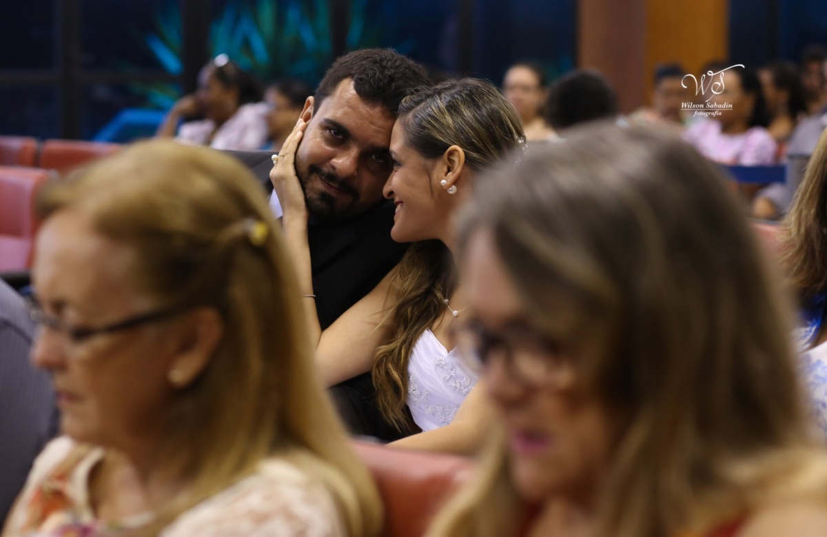 fotografia de casamento, noivos, noiva, noivo, fotografia de noivos, vestido de noiva, sapato, perfume, cabelo, véu, brinco, cruxificio, pai, mãe, padrinhos, padre, igreja, cerimonia, festa, salão de beleza, maquiagem, buquê, avó, buffê, bolo, convidados,
