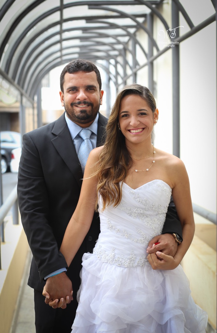 fotografia de casamento, noivos, noiva, noivo, fotografia de noivos, vestido de noiva, sapato, perfume, cabelo, véu, brinco, cruxificio, pai, mãe, padrinhos, padre, igreja, cerimonia, festa, salão de beleza, maquiagem, buquê, avó, buffê, bolo, convidados,
