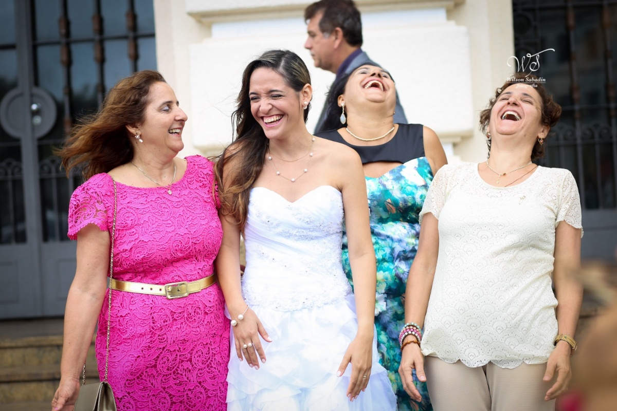 fotografia de casamento, noivos, noiva, noivo, fotografia de noivos, vestido de noiva, sapato, perfume, cabelo, véu, brinco, cruxificio, pai, mãe, padrinhos, padre, igreja, cerimonia, festa, salão de beleza, maquiagem, buquê, avó, buffê, bolo, convidados,