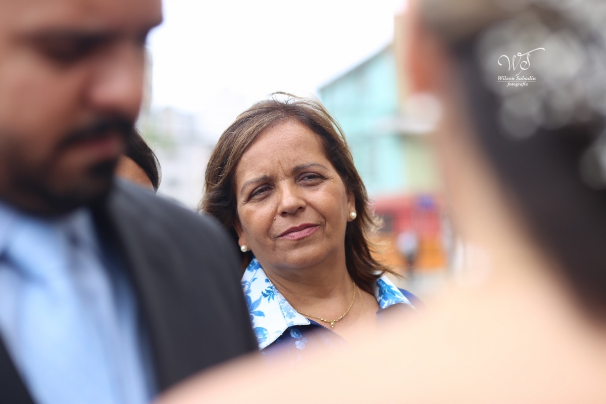 fotografia de casamento, noivos, noiva, noivo, fotografia de noivos, vestido de noiva, sapato, perfume, cabelo, véu, brinco, cruxificio, pai, mãe, padrinhos, padre, igreja, cerimonia, festa, salão de beleza, maquiagem, buquê, avó, buffê, bolo, convidados,