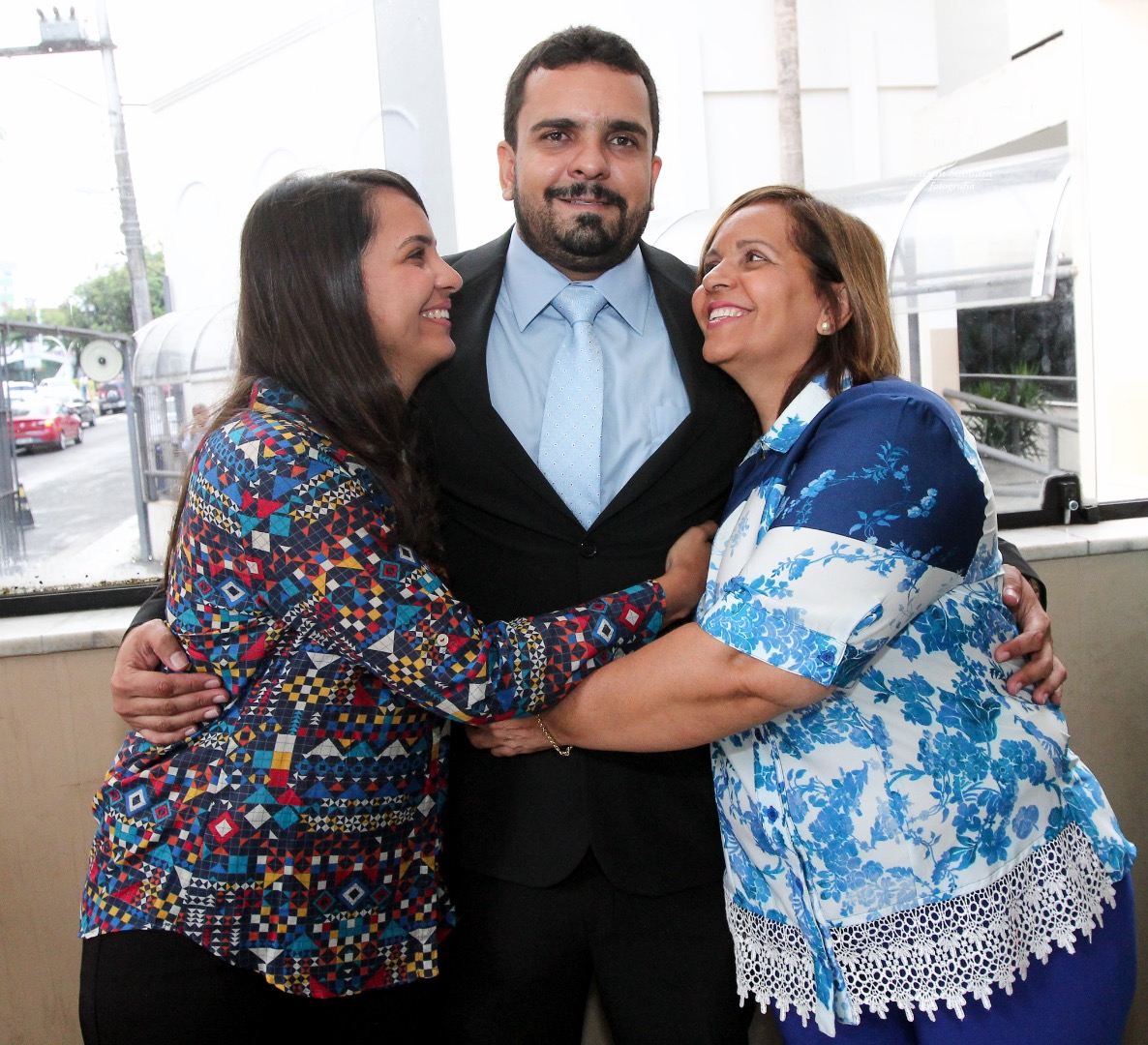 fotografia de casamento, noivos, noiva, noivo, fotografia de noivos, vestido de noiva, sapato, perfume, cabelo, véu, brinco, cruxificio, pai, mãe, padrinhos, padre, igreja, cerimonia, festa, salão de beleza, maquiagem, buquê, avó, buffê, bolo, convidados,