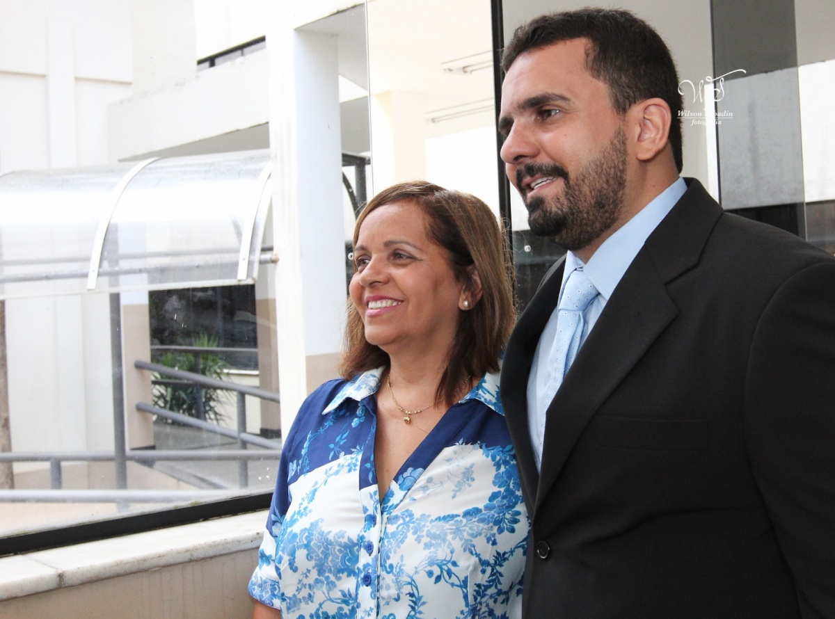 fotografia de casamento, noivos, noiva, noivo, fotografia de noivos, vestido de noiva, sapato, perfume, cabelo, véu, brinco, cruxificio, pai, mãe, padrinhos, padre, igreja, cerimonia, festa, salão de beleza, maquiagem, buquê, avó, buffê, bolo, convidados,