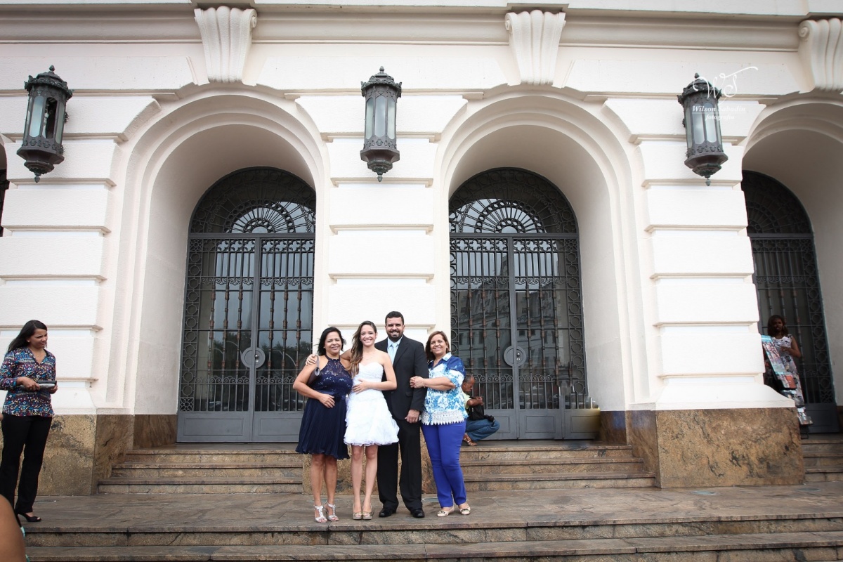 fotografia de casamento, noivos, noiva, noivo, fotografia de noivos, vestido de noiva, sapato, perfume, cabelo, véu, brinco, cruxificio, pai, mãe, padrinhos, padre, igreja, cerimonia, festa, salão de beleza, maquiagem, buquê, avó, buffê, bolo, convidados,