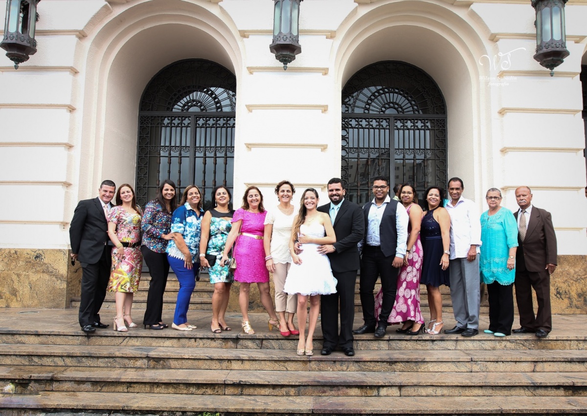 fotografia de casamento, noivos, noiva, noivo, fotografia de noivos, vestido de noiva, sapato, perfume, cabelo, véu, brinco, cruxificio, pai, mãe, padrinhos, padre, igreja, cerimonia, festa, salão de beleza, maquiagem, buquê, avó, buffê, bolo, convidados,