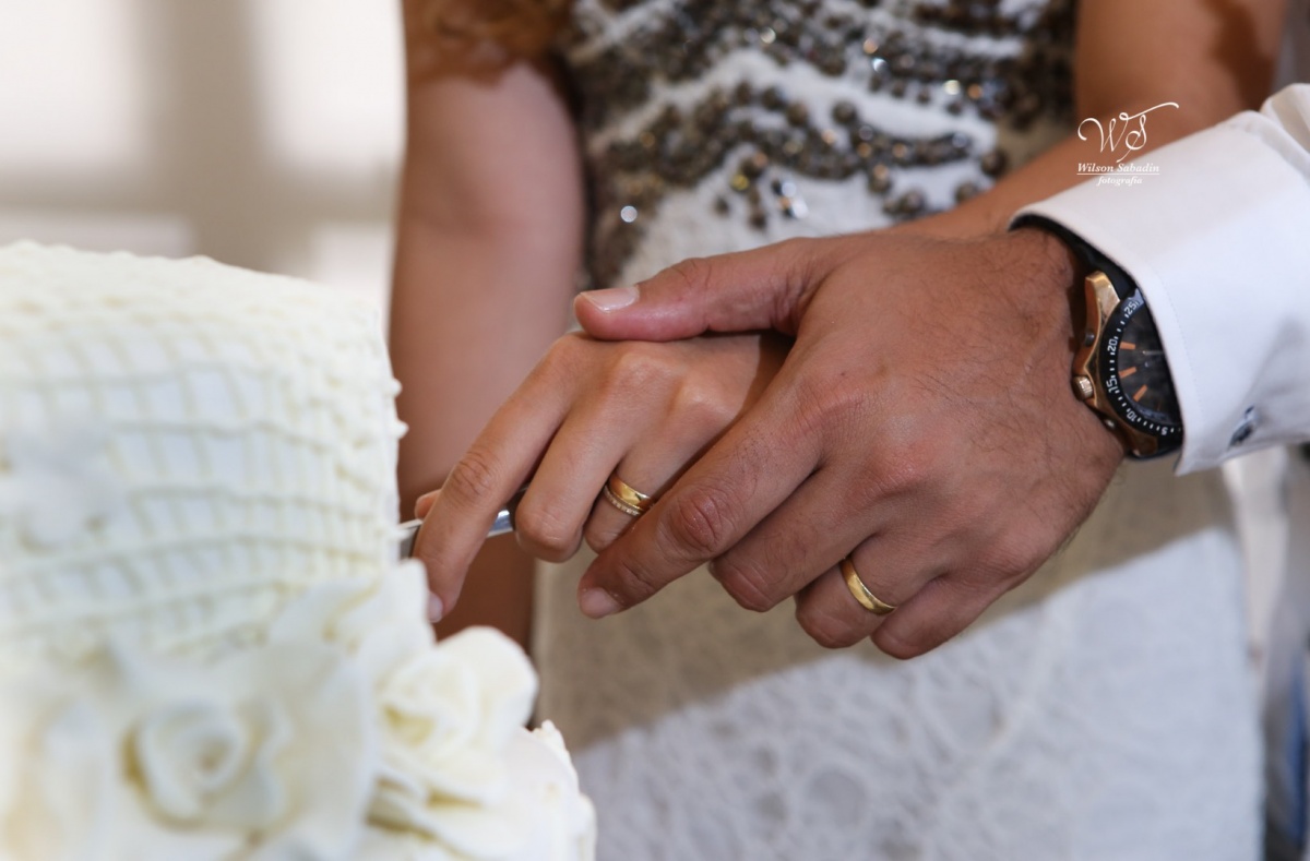 fotografia de casamento, noivos, noiva, noivo, fotografia de noivos, vestido de noiva, sapato, perfume, cabelo, véu, brinco, cruxificio, pai, mãe, padrinhos, padre, igreja, cerimonia, festa, salão de beleza, maquiagem, buquê, avó, buffê, bolo, convidados,