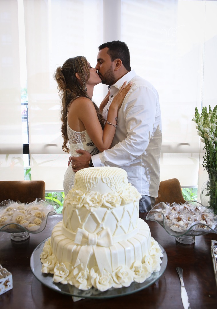 fotografia de casamento, noivos, noiva, noivo, fotografia de noivos, vestido de noiva, sapato, perfume, cabelo, véu, brinco, cruxificio, pai, mãe, padrinhos, padre, igreja, cerimonia, festa, salão de beleza, maquiagem, buquê, avó, buffê, bolo, convidados,