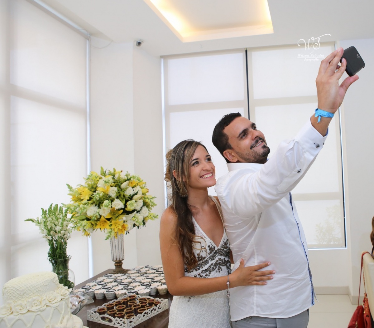 fotografia de casamento, noivos, noiva, noivo, fotografia de noivos, vestido de noiva, sapato, perfume, cabelo, véu, brinco, cruxificio, pai, mãe, padrinhos, padre, igreja, cerimonia, festa, salão de beleza, maquiagem, buquê, avó, buffê, bolo, convidados,