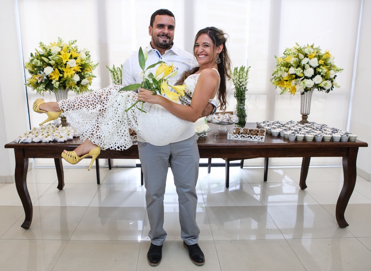 fotografia de casamento, noivos, noiva, noivo, fotografia de noivos, vestido de noiva, sapato, perfume, cabelo, véu, brinco, cruxificio, pai, mãe, padrinhos, padre, igreja, cerimonia, festa, salão de beleza, maquiagem, buquê, avó, buffê, bolo, convidados,