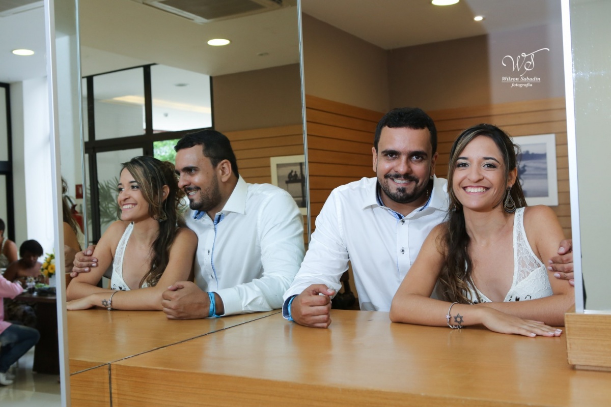 fotografia de casamento, noivos, noiva, noivo, fotografia de noivos, vestido de noiva, sapato, perfume, cabelo, véu, brinco, cruxificio, pai, mãe, padrinhos, padre, igreja, cerimonia, festa, salão de beleza, maquiagem, buquê, avó, buffê, bolo, convidados,