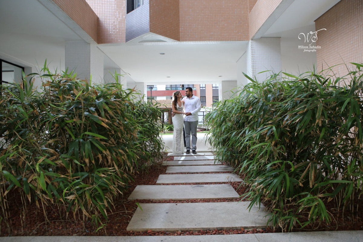 fotografia de casamento, noivos, noiva, noivo, fotografia de noivos, vestido de noiva, sapato, perfume, cabelo, véu, brinco, cruxificio, pai, mãe, padrinhos, padre, igreja, cerimonia, festa, salão de beleza, maquiagem, buquê, avó, buffê, bolo, convidados,