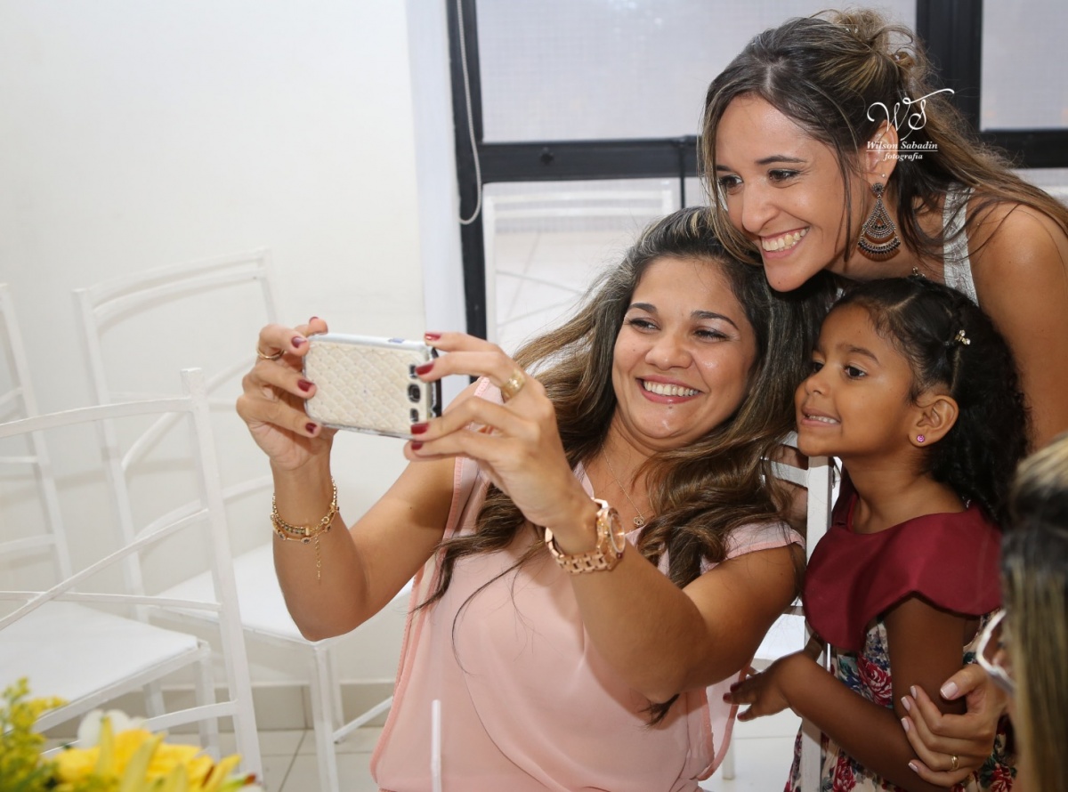 fotografia de casamento, noivos, noiva, noivo, fotografia de noivos, vestido de noiva, sapato, perfume, cabelo, véu, brinco, cruxificio, pai, mãe, padrinhos, padre, igreja, cerimonia, festa, salão de beleza, maquiagem, buquê, avó, buffê, bolo, convidados,