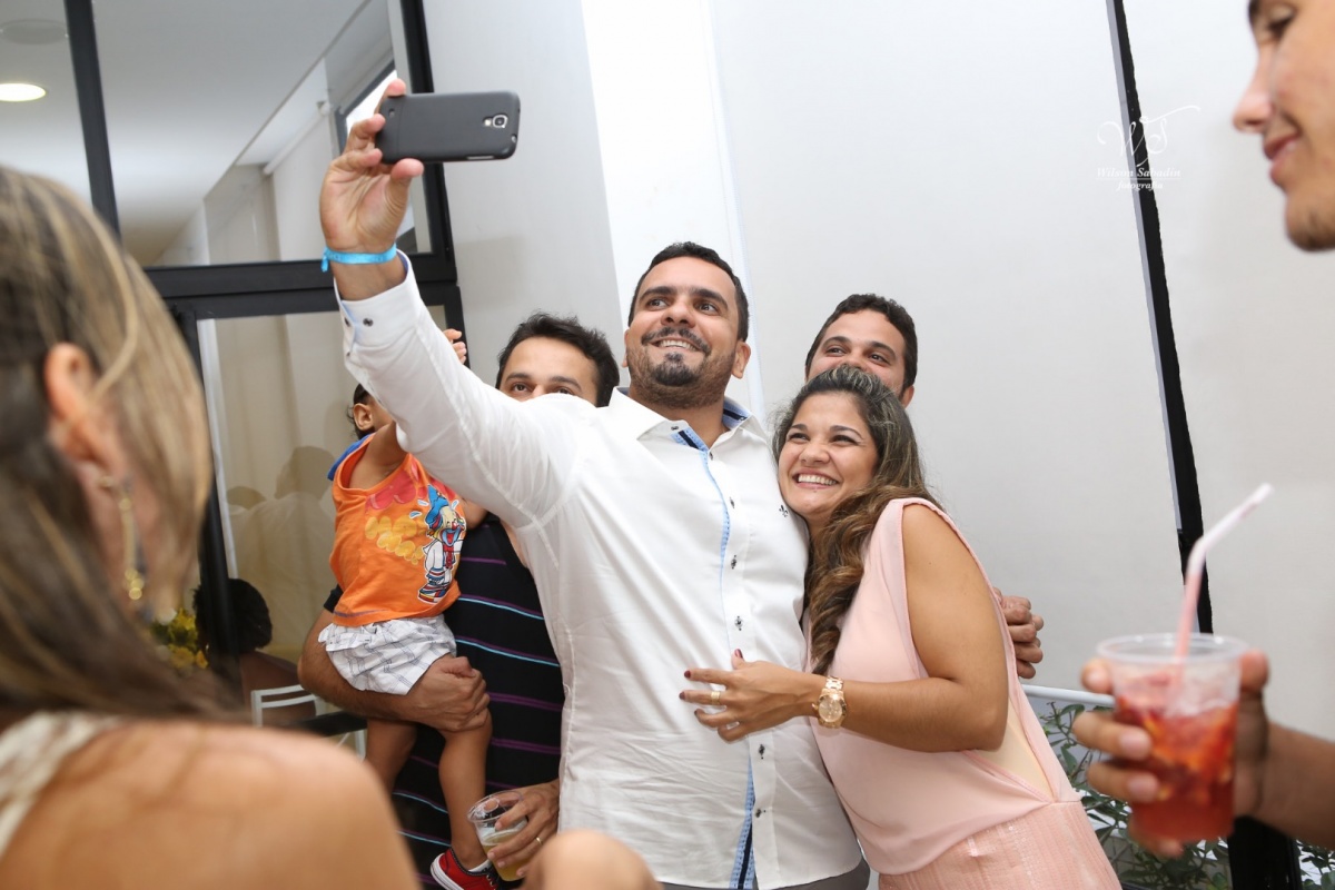 fotografia de casamento, noivos, noiva, noivo, fotografia de noivos, vestido de noiva, sapato, perfume, cabelo, véu, brinco, cruxificio, pai, mãe, padrinhos, padre, igreja, cerimonia, festa, salão de beleza, maquiagem, buquê, avó, buffê, bolo, convidados,